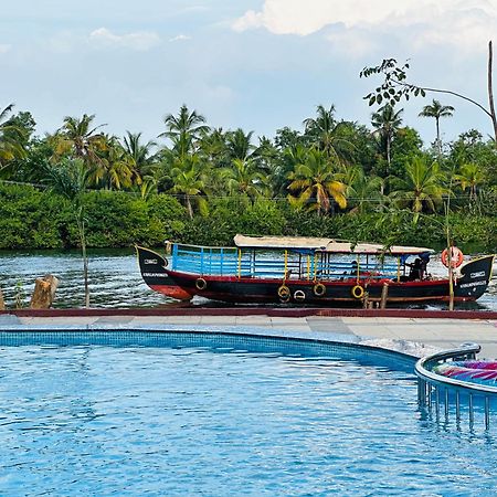 Lake N River Resort Munroe Island Mundrothuruth Exterior photo