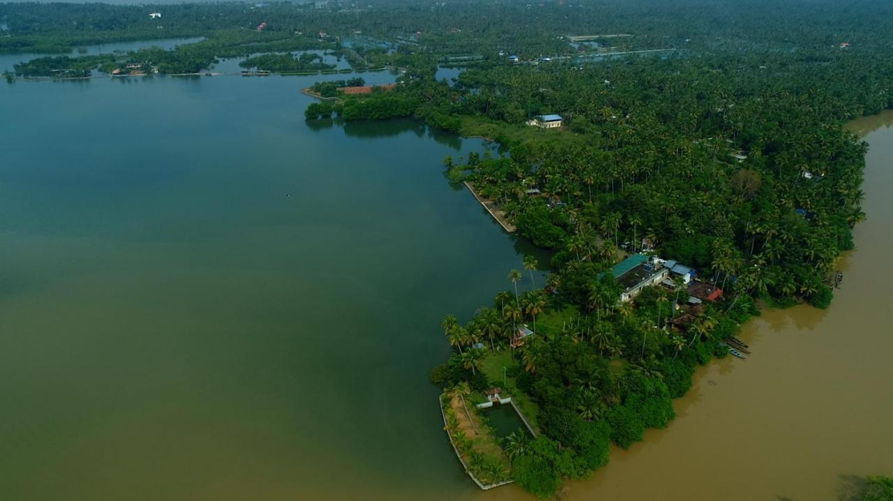 Lake N River Resort Munroe Island Mundrothuruth Exterior photo