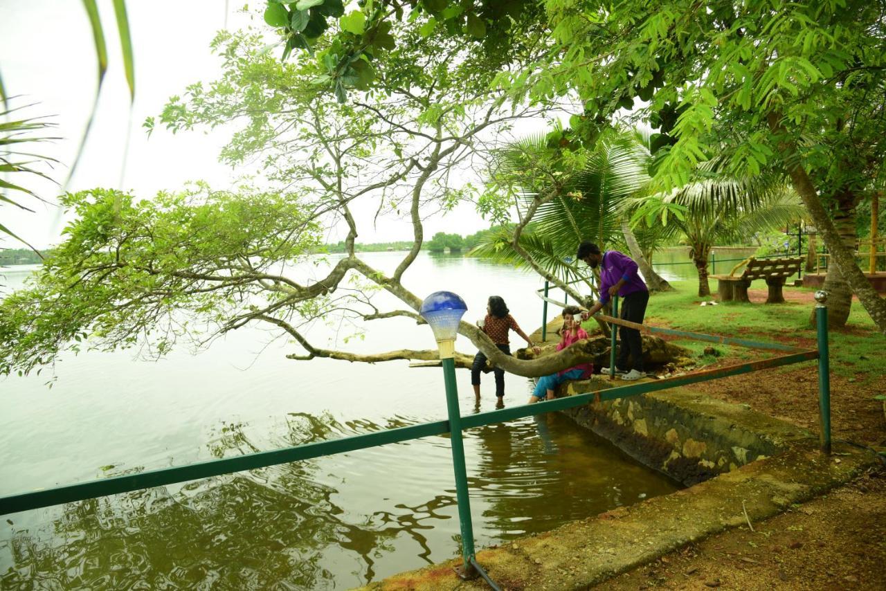 Lake N River Resort Munroe Island Mundrothuruth Exterior photo